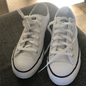 White Leather Low Top Converse 🖤